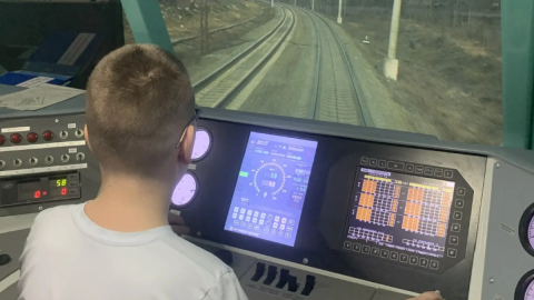 мальчик за пультом тепловоза