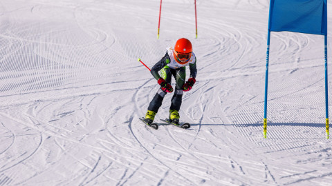 Лыжник на трассе