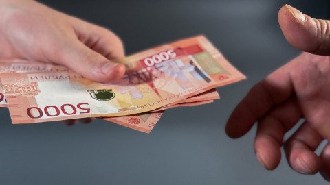 мужчина передает другому деньги