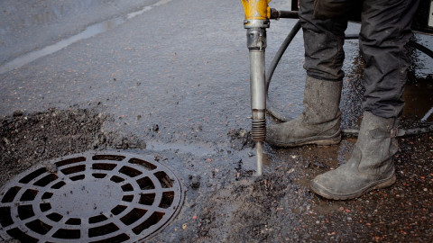 рабочий с отбойным молотком