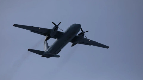 самолет летит в небе