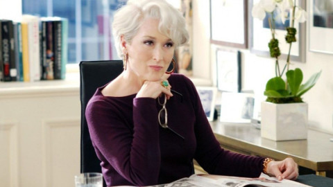 Зрелая женщина за столом