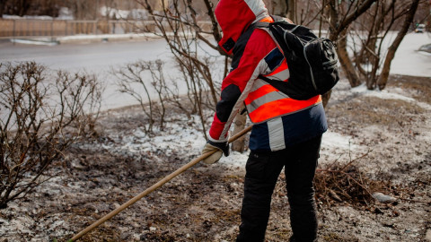 человек с граблями на улице