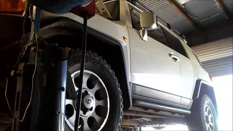 Автомобиль в гараже