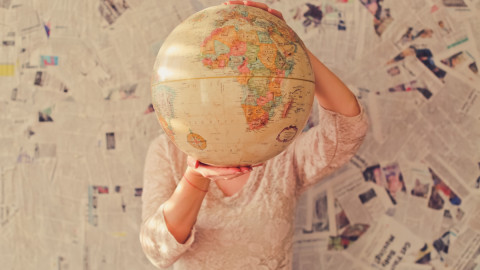 Человек с глобусом