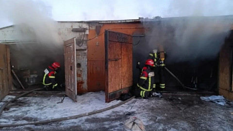 пожарные тушат горящие гаражи