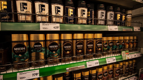 кофе в банках на полке