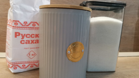 сахар в банке на столе