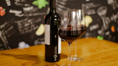 Бутылка вина и бокалы