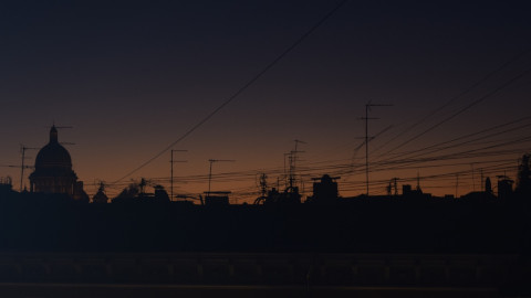 темный силуэт города