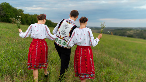 люди в народной одежде