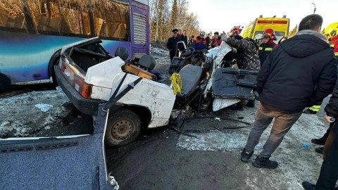 Разбитая машина на дороге