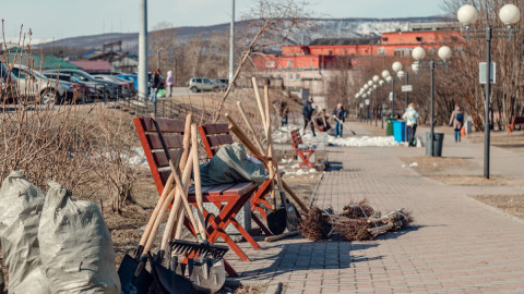 лопаты и метлы на скамейке