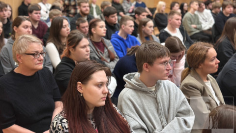 участники клуба выпускников в зале