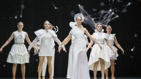 модели во время выступления