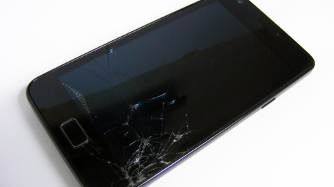 смартфон с треснутым экраном