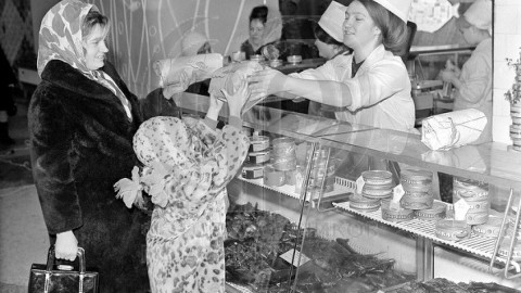 Девочка у прилавка с рыбой