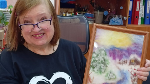 Женщина с картиной