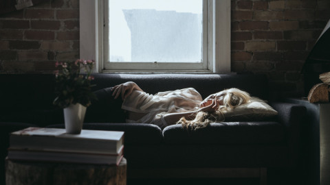 Женщина на кровати