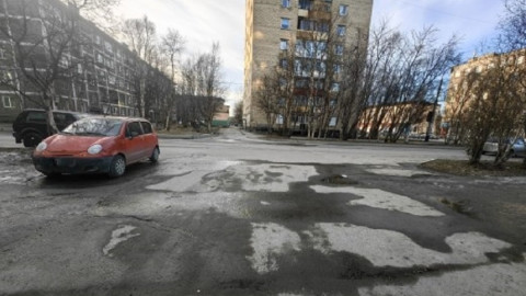 машина на дворовой территории