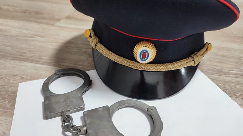 фуражка полицейского и наручники