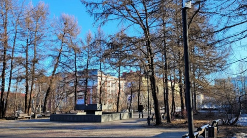 человек гуляет по Мурманску