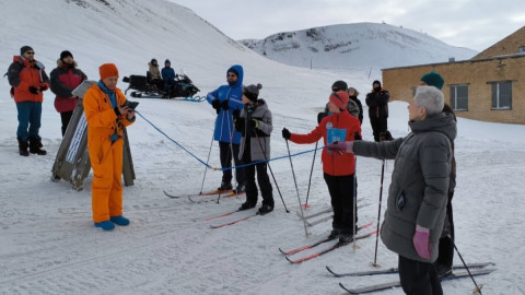 Участники бежали на лыжах дистанцию в 300 м