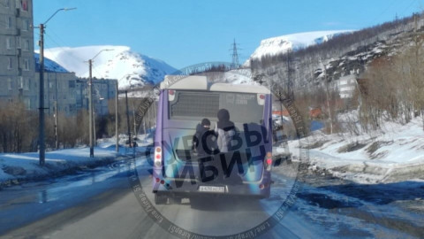 Дети вцепились в автобус