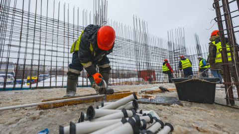 Строитель на стройке