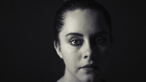 Женщина на чёрном фоне