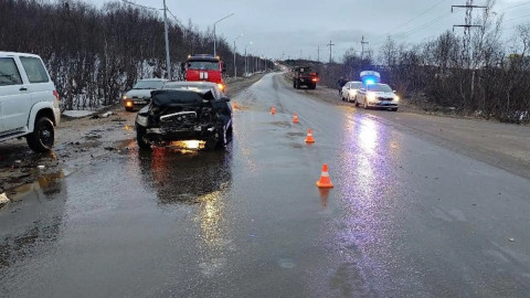 автомобиль после аварии на трассе