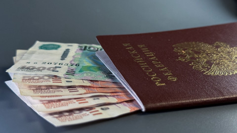 деньги внутри паспорта