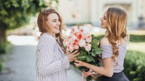 Девушки с цветами