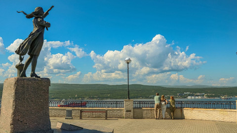 памятник Ждущей в Мурманске