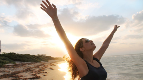 Женщина на берегу моря