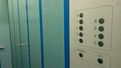 кнопки внутри кабины лифта