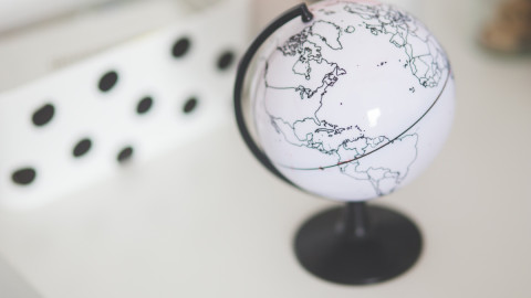 Глобус на столе