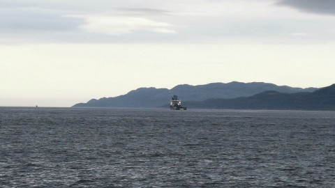 рыбацкое судно в море