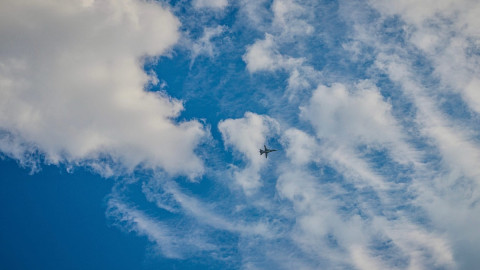 самолет в облачном небе