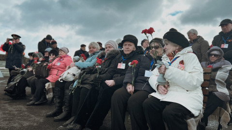 Дети войны у памятника "Алеша" в Мурманске