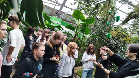 школьники в ботаническом саду