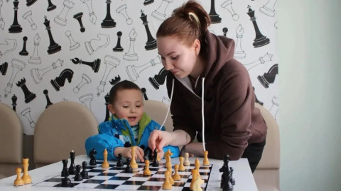 ребенок за шахматами