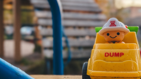 Машинка на детской площадке