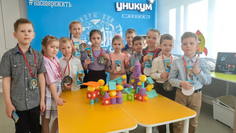 дети на утреннике о космосе