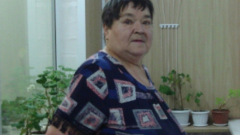 пожилая женщина в синем платье