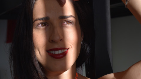 Женщина улыбается