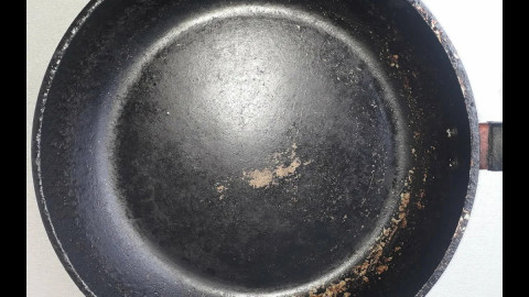 Поцарапанная сковородка