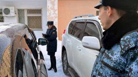 судебные приставы стоят возле машины