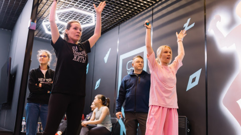 Девушка с руками вверх