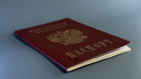 паспорт лежит на столе